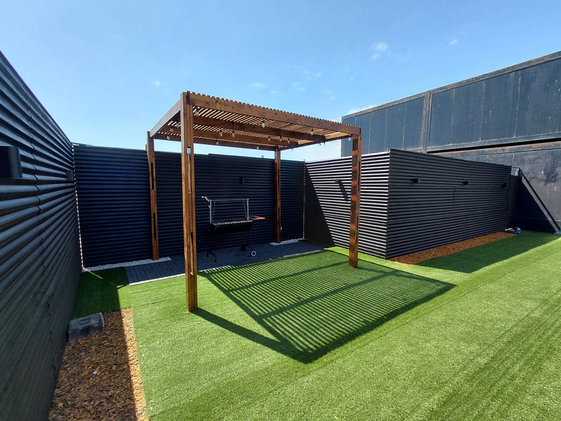 Quincho con pérgola y parrilla